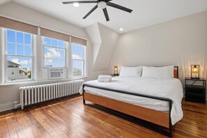 6 bedrooms, desk, iron/ironing board, travel crib