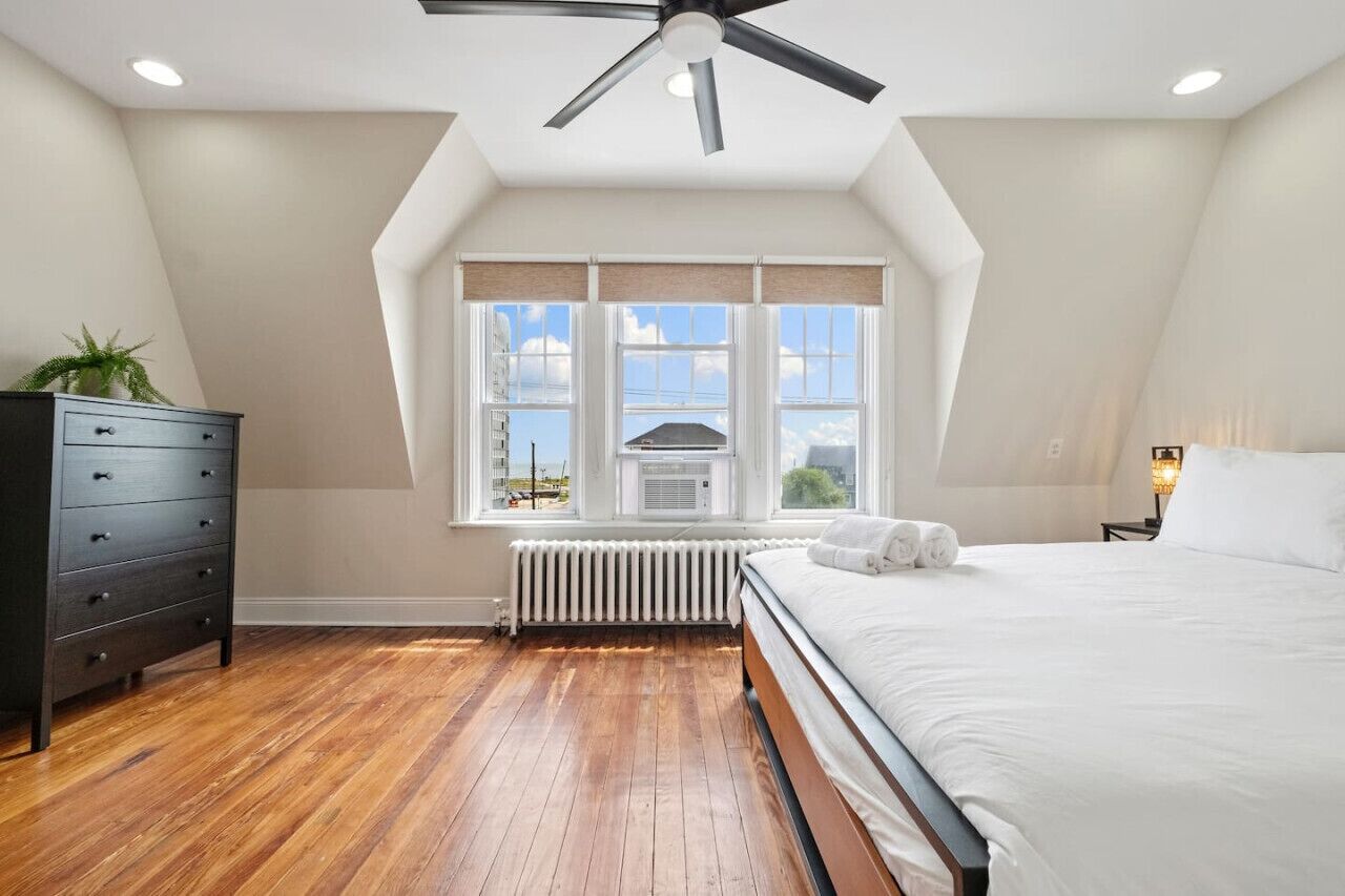 6 habitaciones, escritorio y tabla de planchar con plancha 