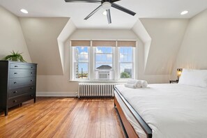 6 bedrooms, desk, iron/ironing board, travel cot