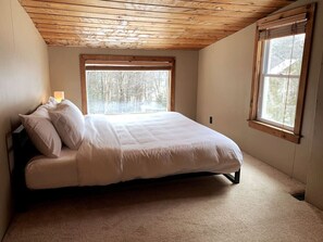 A single bed in a room with a sloped ceiling and a window. - Walk to Pickle Barrel & Jax. Hot tub & Views (Killington)