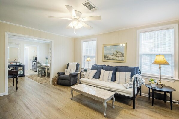 Smart-tv, dvd-spelare och böcker