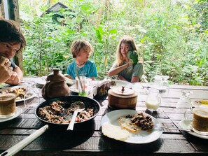 Outdoor dining - Cabaña Refugio, located in the middle of nature. (La Fortuna)