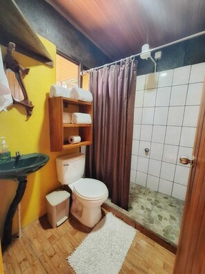 Shower, towels, soap, shampoo - Cabaña Refugio, located in the middle of nature. (La Fortuna)