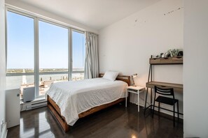 1 bedroom, iron/ironing board, WiFi, bed sheets - 1bedroom &Sharing Spaces in the Lux Condo in Old Montreal  (Montréal)