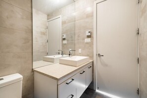 Shower, hair dryer, towels, soap - 1bedroom &Sharing Spaces in the Lux Condo in Old Montreal  (Montréal)