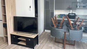 コーヒー / ティーメーカー、冷蔵庫、電子レンジ、オーブン