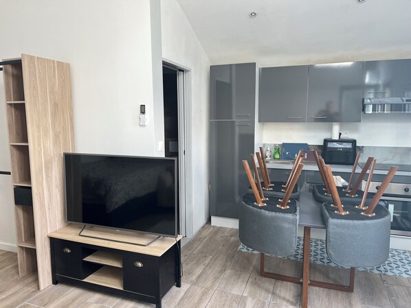 Réfrigérateur, micro-ondes, four, plaque de cuisson