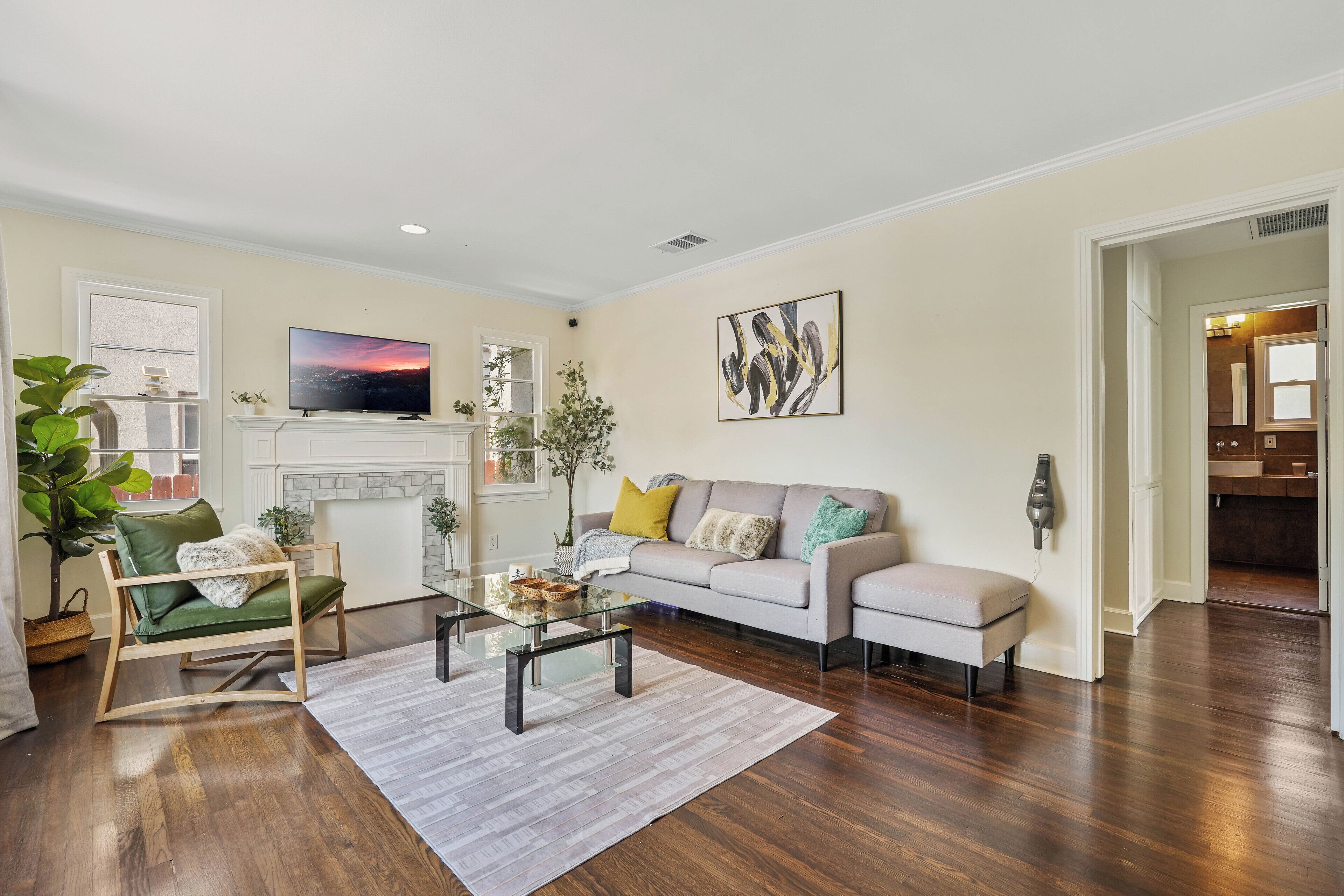 Bright & Modern Stay Close to Universal Studios!