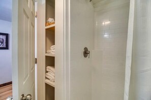 Dusche, Haartrockner, Handtücher