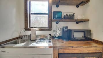 Fridge, microwave, oven, coffee/tea maker