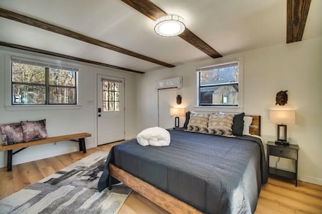 1 bedroom, WiFi, bed sheets. UNIQUE Cabin! Close to Downtown Siloam Springs