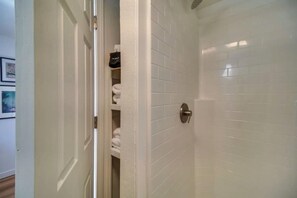 Douche, sèche-cheveux, serviettes fournies