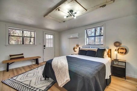 1 Schlafzimmer, WLAN, Bettwäsche. Rustic Cabin! Close to Downtown Siloam Springs