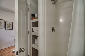 Dusj, hårføner og håndklær