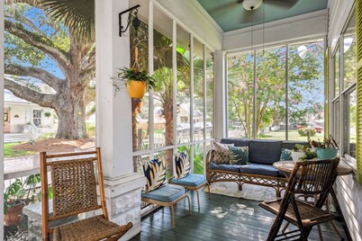 Charming 3-bedroom historic cottage in Bay Saint Louis with public beach access 