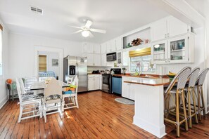 Microondas, horno, parrilla de estufa y lavavajillas 