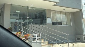 Um edifício de hotel moderno com uma placa que diz "HGOTEL".