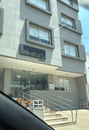 A modern hotel building with a sign reading "HGOTEL". - HGO HOTEL  (Cali)