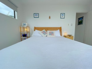 2 bedrooms, iron/ironing board, WiFi
