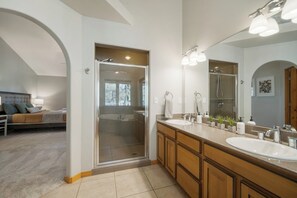 Douche, serviettes fournies, savon, shampoing