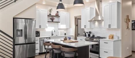 Réfrigérateur, micro-ondes, four, plaque de cuisson