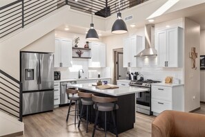 Frigorífico, microondas, horno y placa de cocina