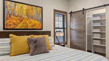 3 bedrooms, desk, iron/ironing board, free WiFi