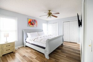 3 bedrooms, desk, iron/ironing board, free WiFi - "Suite 100" is a Cozy 3-bedroom townhome in charming Madison AL "100% Like Home" (Madison)