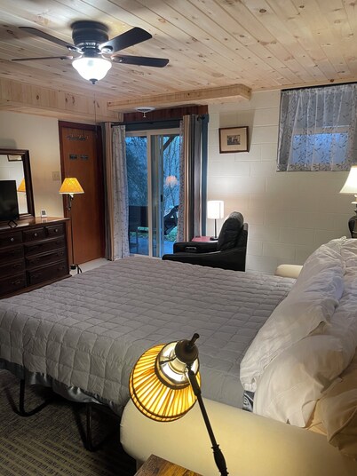 Studio for 3/private entrance, bath, WiFi, Netflix/2.5 mi to town/pets