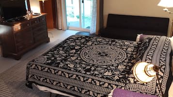 Skrivbord, strykjÀrn/strykbrÀda, gratis wi-fi och sÀngklÀder