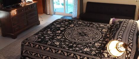 デスク、アイロン / アイロン台、WiFi (無料)、ベッドシーツ