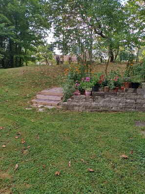 Property grounds - Studio for 3/private entrance, bath, WiFi, Netflix/2.5 mi to town/pets (Athens)