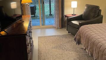 Bureau, fer et planche Ă repasser, Wi-Fi gratuit, draps fournis