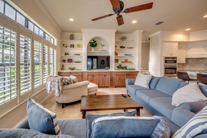 Een smart-tv en een tafeltennistafel