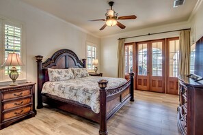 4 slaapkamers, een bureau, een strijkplank/strijkijzer, reisbedje