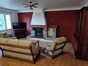 Een televisie, een open haard en boeken