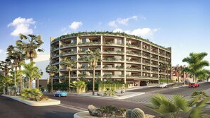 Een hotel met meerdere verdiepingen, balkons, palmbomen en een gebogen gevel.