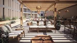 Un espace extérieur aménagé avec du mobilier en bois, une pergola en bois et des plantes en pot.