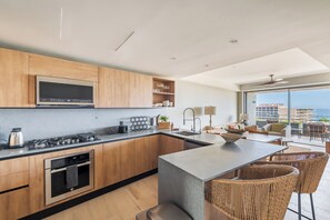 Apartamento familiar | Cocina privada | Frigorífico grande, microondas, horno y placa de cocina