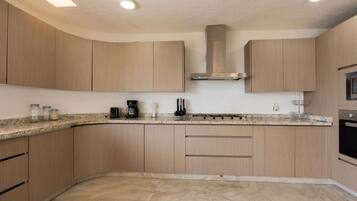 Rumah Panorama, pemandangan laut | Dapur pribadi | Lemari es besar, microwave, oven, dan mesin pembuat kopi/teh