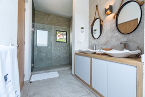 Panoramic House, Sea View | Bathroom | Shower, rainfall showerhead, towels - Casa Balam (Acapulco)