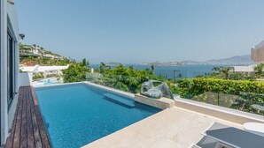 Outdoor pool, pool umbrellas, sun loungers - Casa Balam (Acapulco)