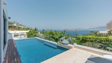 Piscina externa, guarda-sóis, espreguiçadeiras