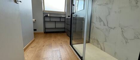 Dutxa, assecador de cabells, bidet i tovalloles