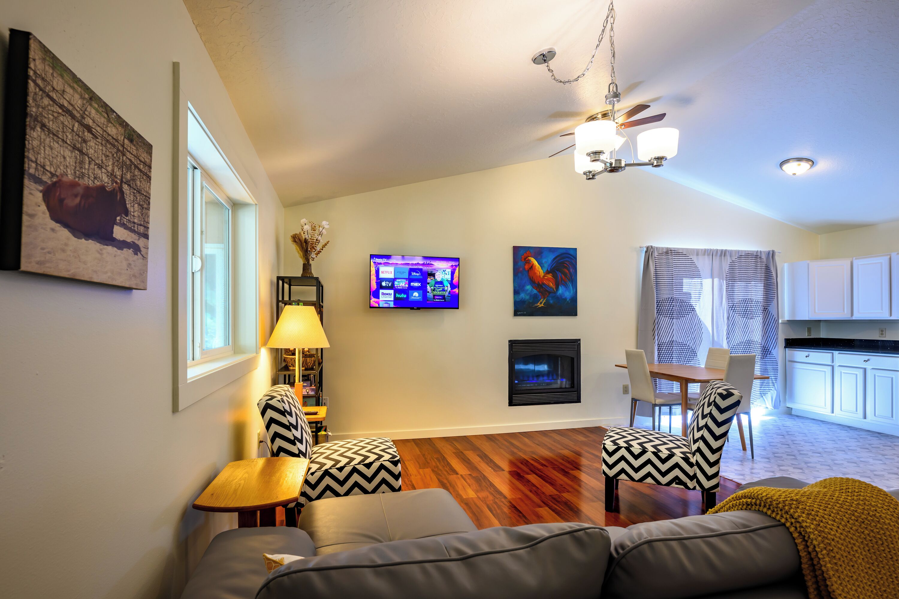 Una Smart TV, una chimenea, libros, una oficina