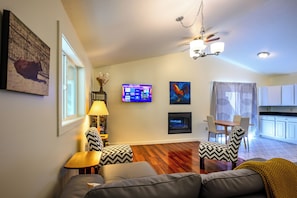 TV connectée, cheminée, livres, espaces bureaux