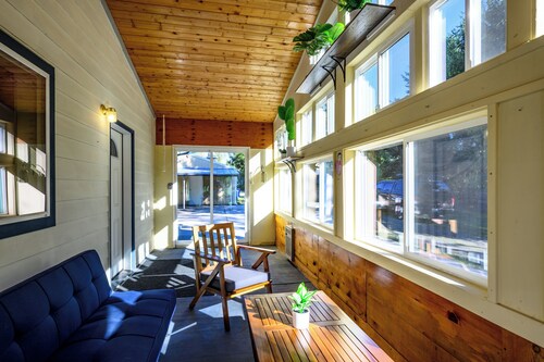 Blue House: country living close to everything