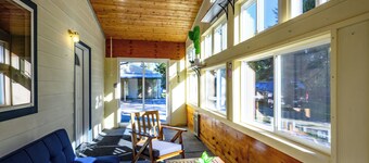 Blue House: country living close to everything