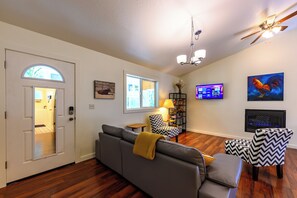 Smart TV, chimenea, libros y oficina