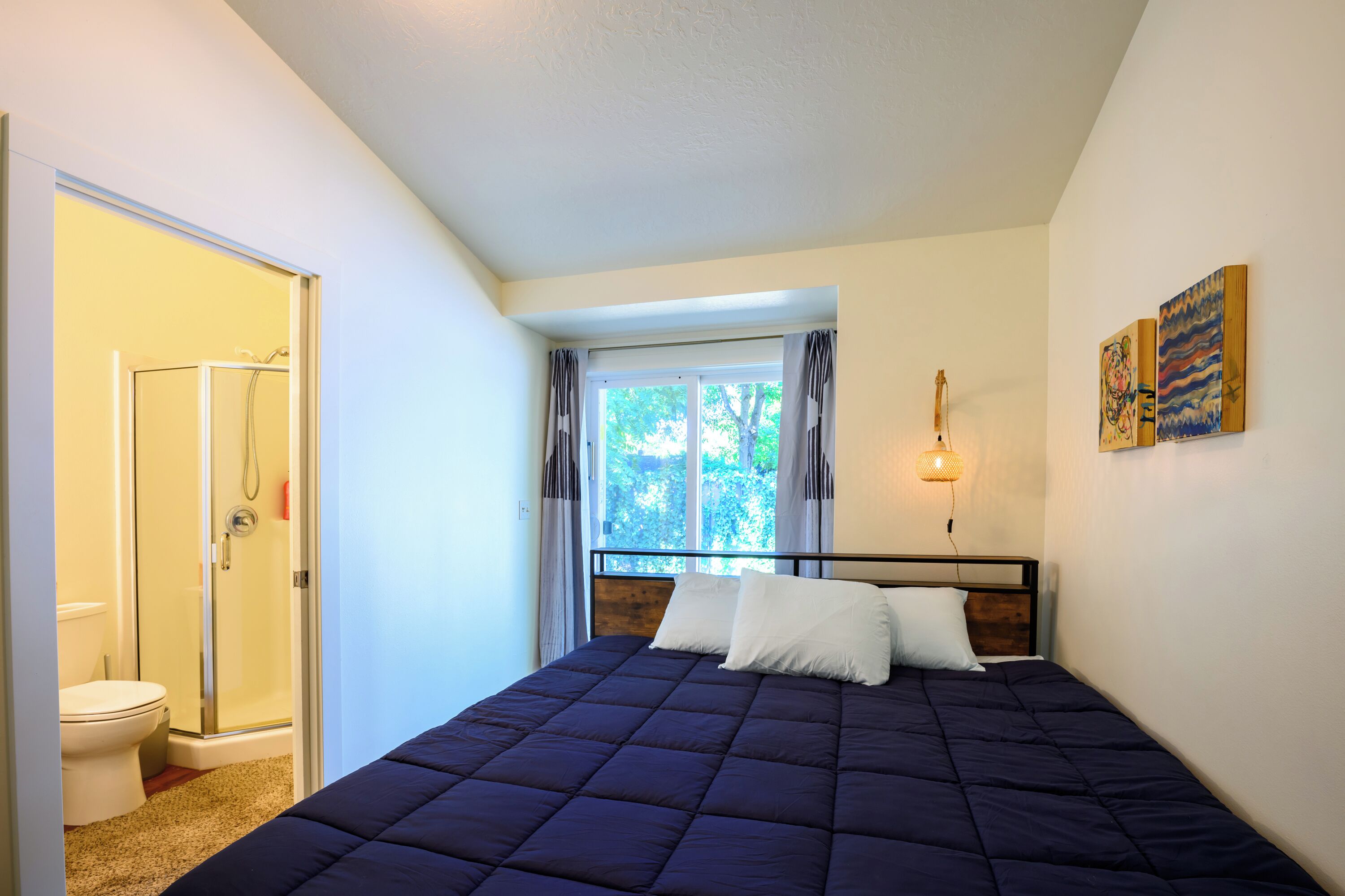 2 slaapkamers, een bureau, een strijkplank/strijkijzer, reisbedje